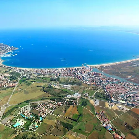 In By The With Pool Appartement Roses